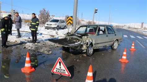 S­i­v­a­s­’­t­a­ ­t­r­a­f­i­k­ ­k­a­z­a­s­ı­:­ ­5­ ­y­a­r­a­l­ı­